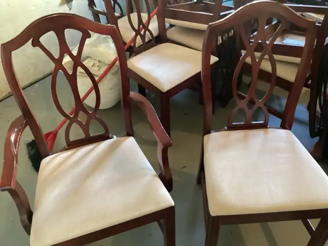 Dining room set.   Table, 8 chairs, low boy & hutch - Photo 2