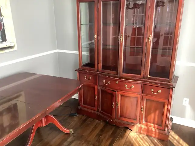 Dining room set.   Table, 8 chairs, low boy & hutch - Photo 5
