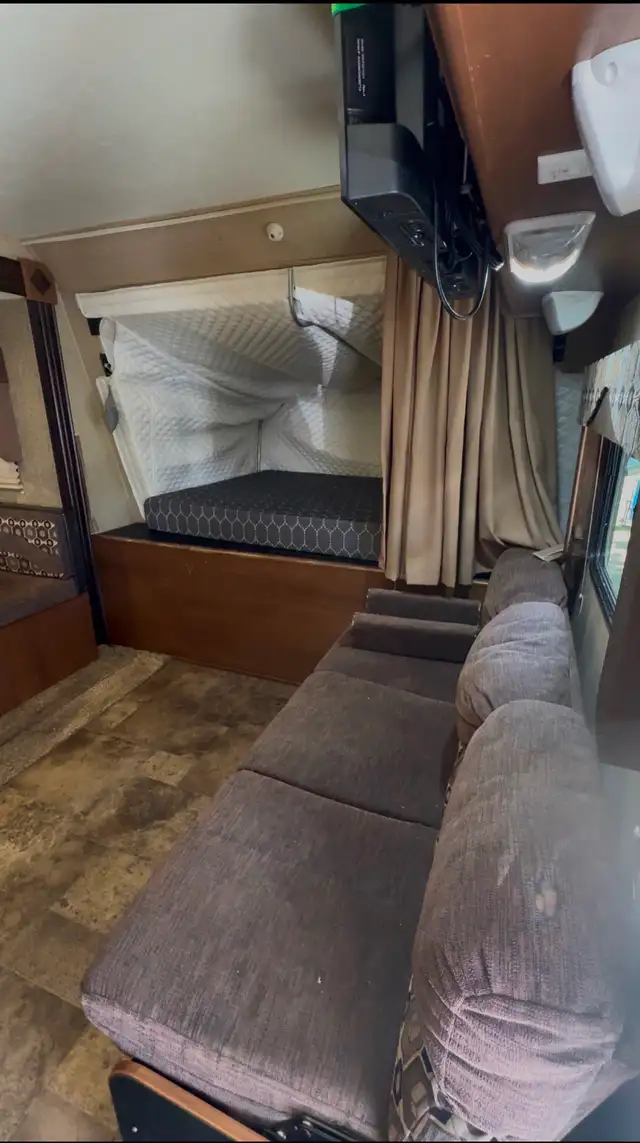 2018 coachmen  freedom express 23TQX hybrid trailer - Photo 2