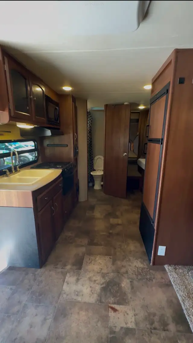 2018 coachmen  freedom express 23TQX hybrid trailer - Photo 4