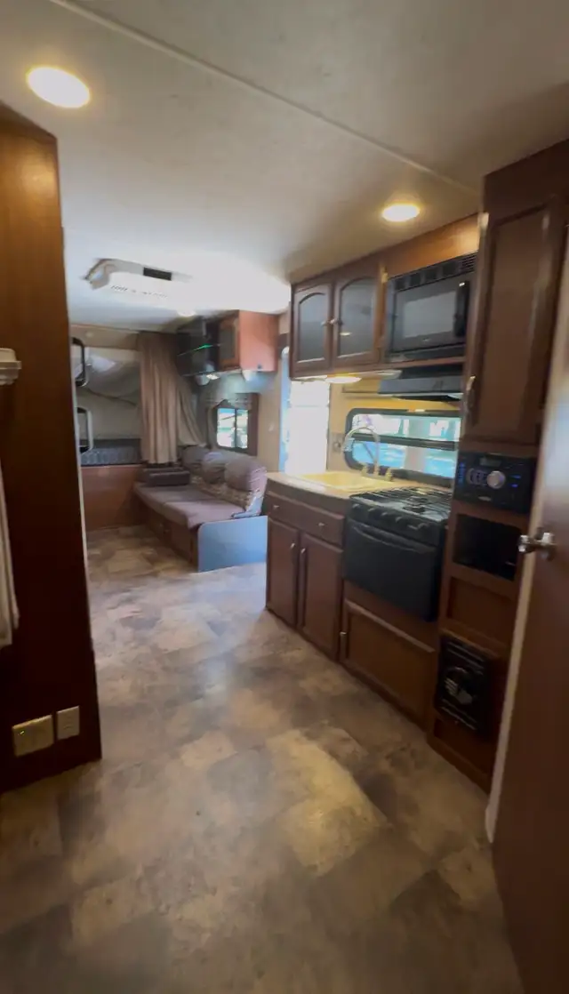 2018 coachmen  freedom express 23TQX hybrid trailer - Photo 8