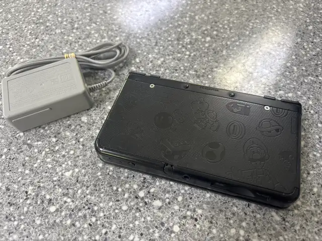 New Nintendo 3DS Black Friday Mario Edition - Photo 3