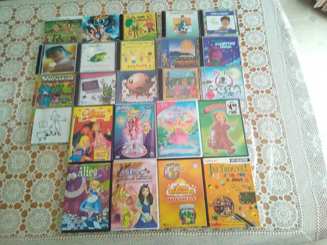 À vendre 12 DVDS pour enfants et 26 CDS pour enfants.