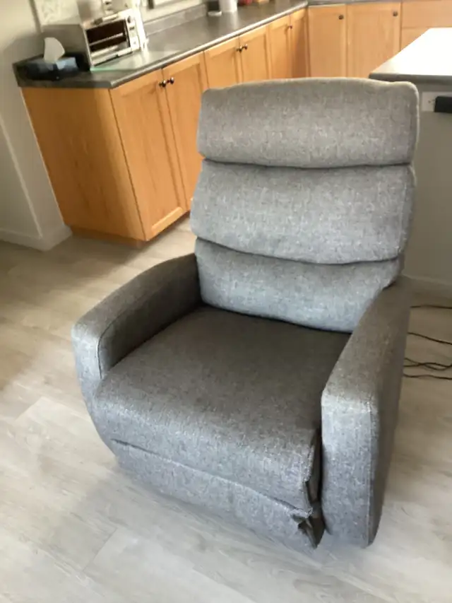 Electric Powered Reclining Chair in excellent condition $80.00 - Photo 2