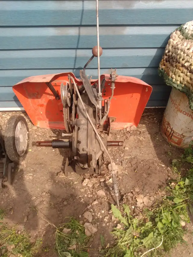 Allis Chalmers 608 garden tractor w/tiller - Photo 6
