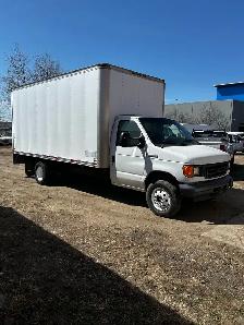 2006 Ford F450 Cube Van - Photo 2