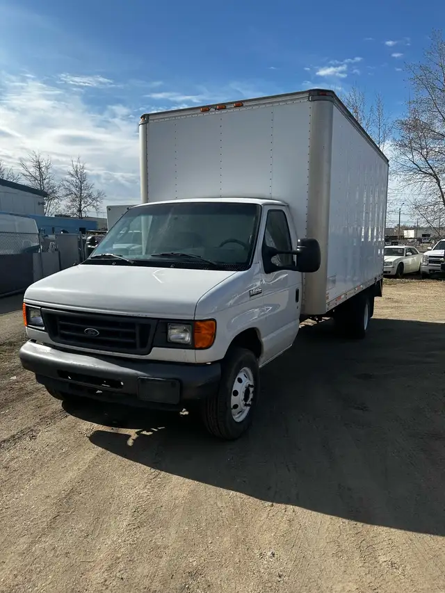 2006 Ford F450 Cube Van - Photo 3
