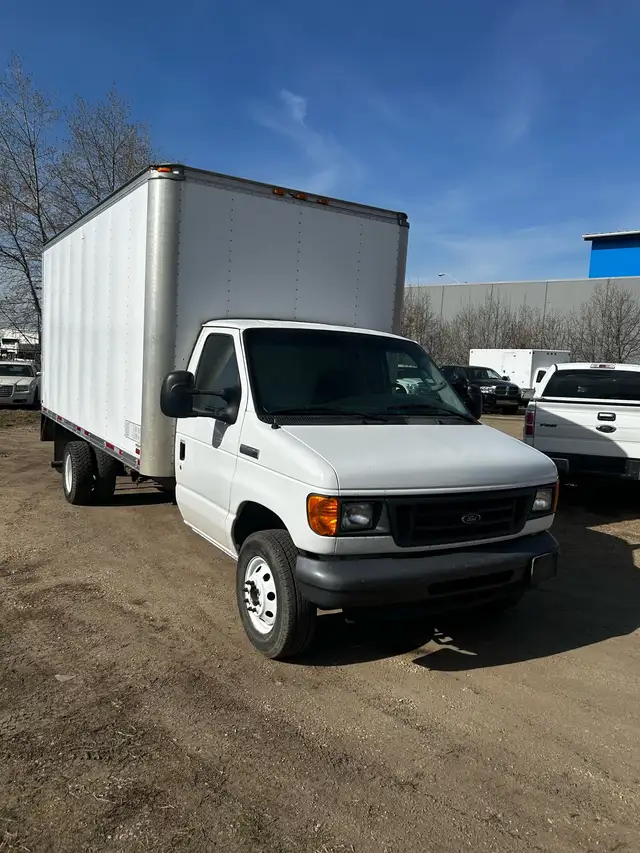 2006 Ford F450 Cube Van - Photo 4