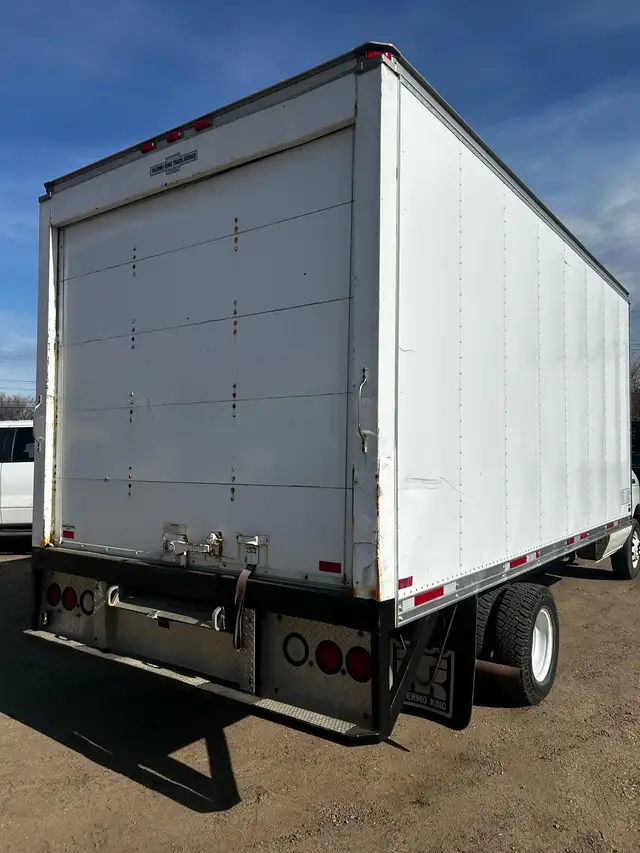 2006 Ford F450 Cube Van - Photo 5