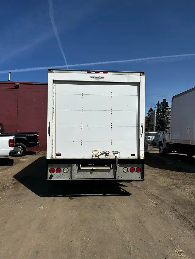 2006 Ford F450 Cube Van - Photo 6