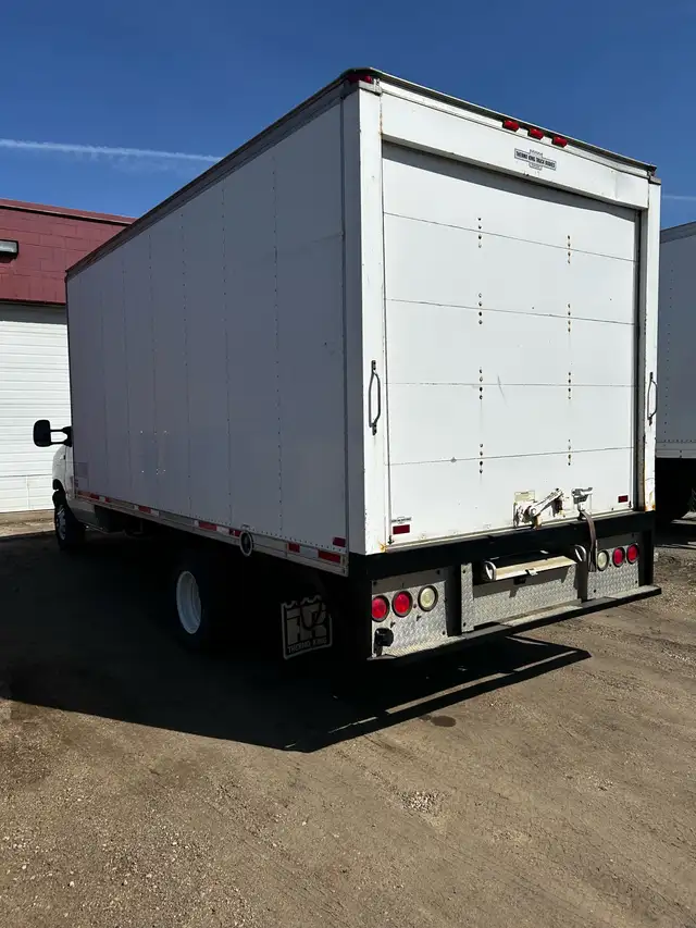 2006 Ford F450 Cube Van - Photo 7