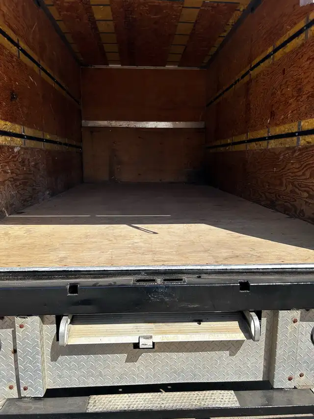 2006 Ford F450 Cube Van - Photo 8
