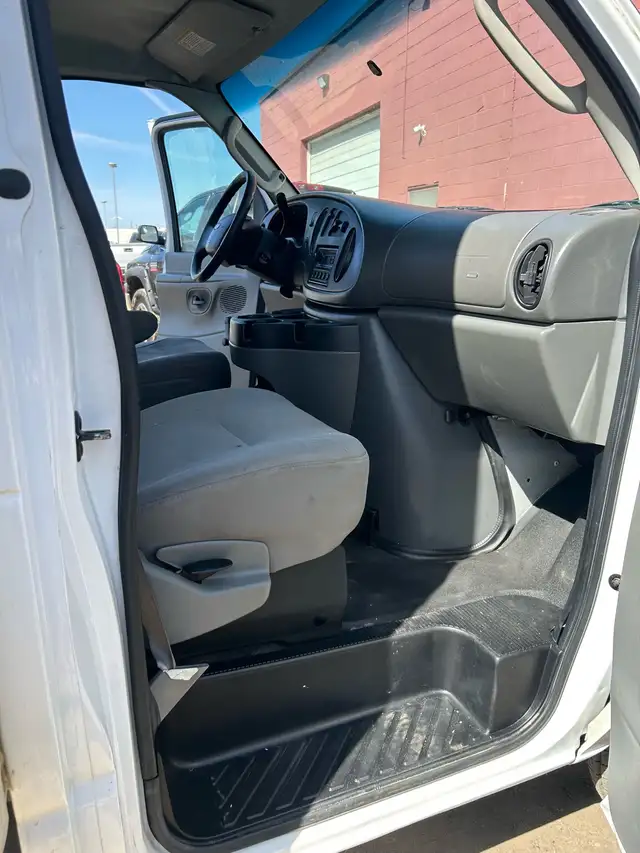 2006 Ford F450 Cube Van - Photo 9