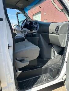 2006 Ford F450 Cube Van - Photo 9