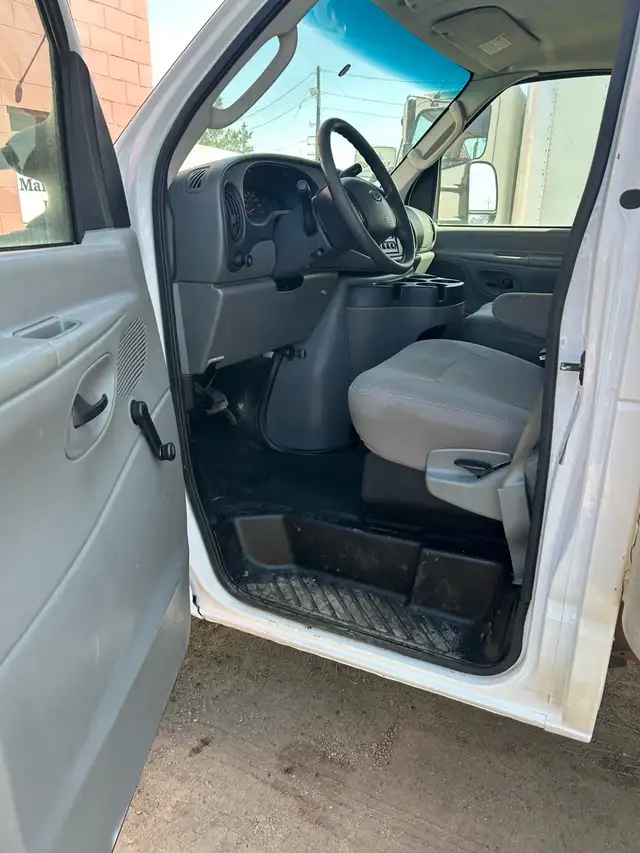 2006 Ford F450 Cube Van - Photo 10