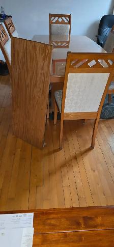 table de cuisine 6 chaise en bois de frene avec vitre 550.00