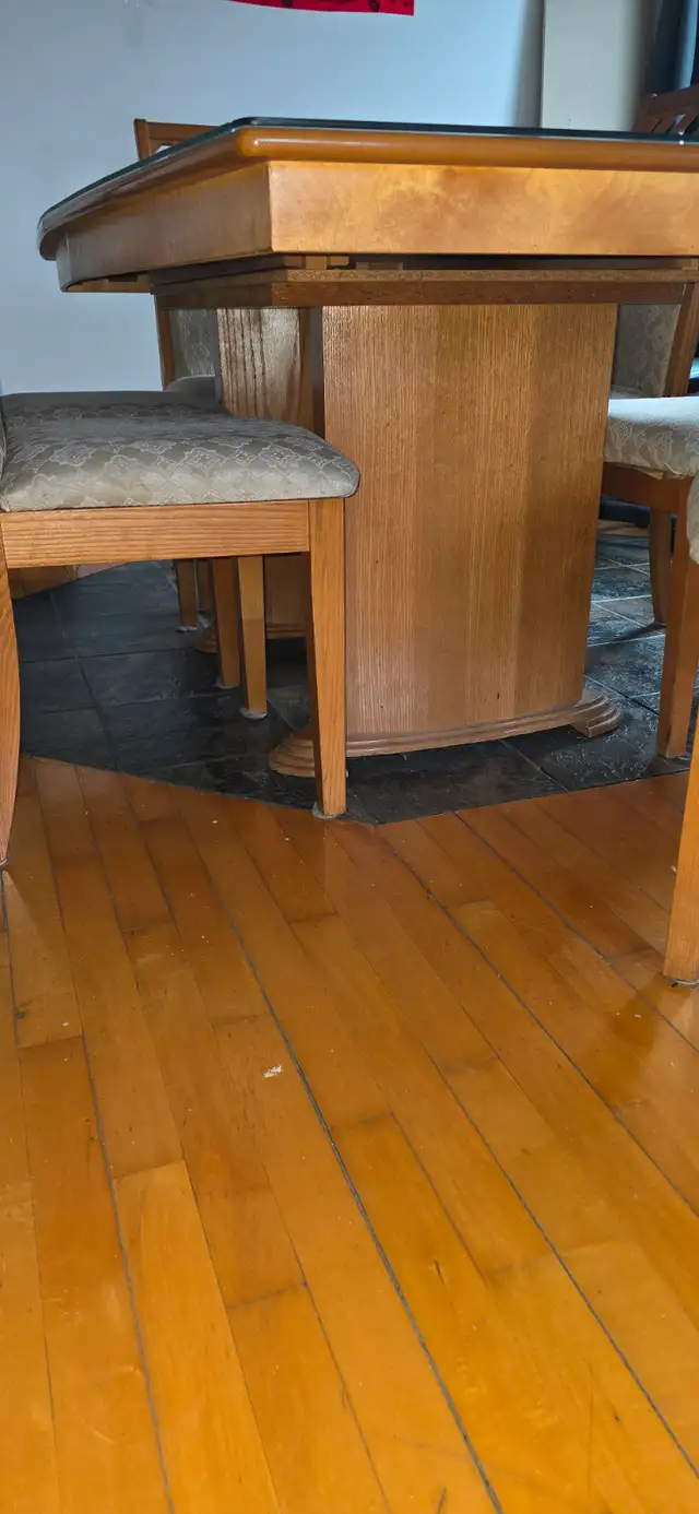 table de cuisine 6 chaise en bois de frene avec vitre 550.00 - Photo 3