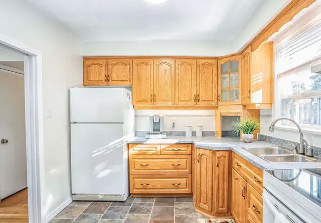 3 Bedroom House For Rent Near Kennady Rd (N) & Vodden ST (E) - Photo 2