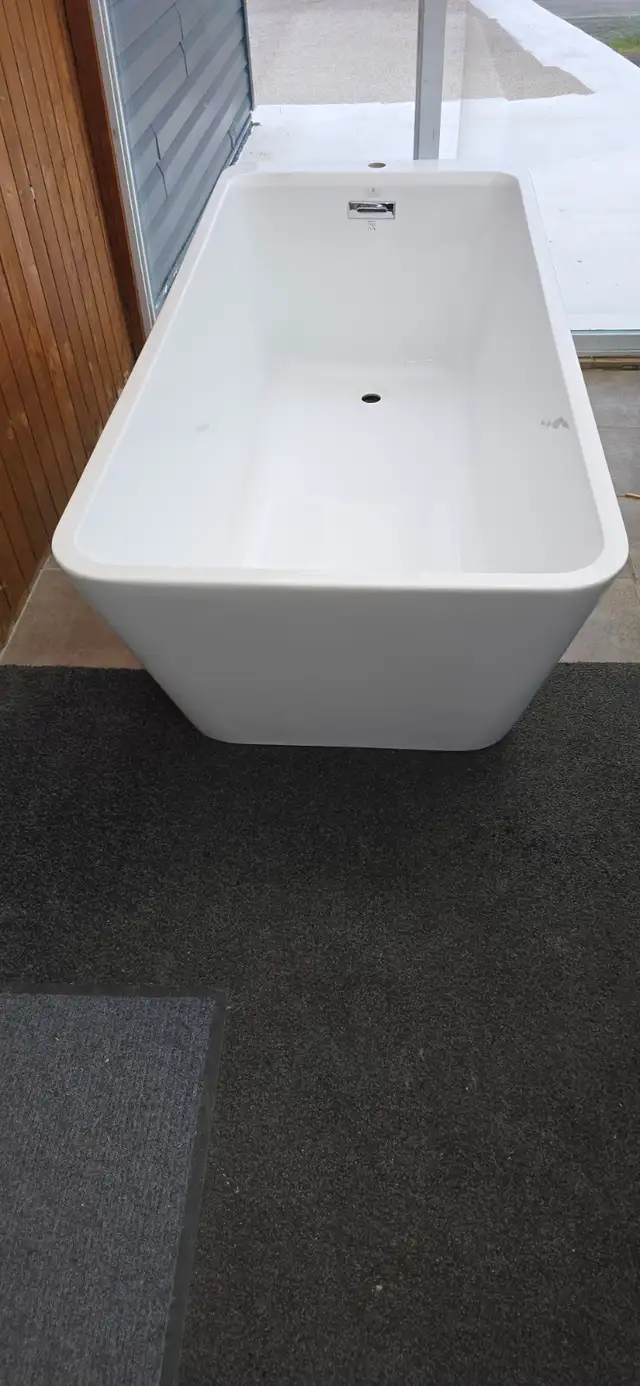 Bain autoportant  60''x30''x15'' $350.00