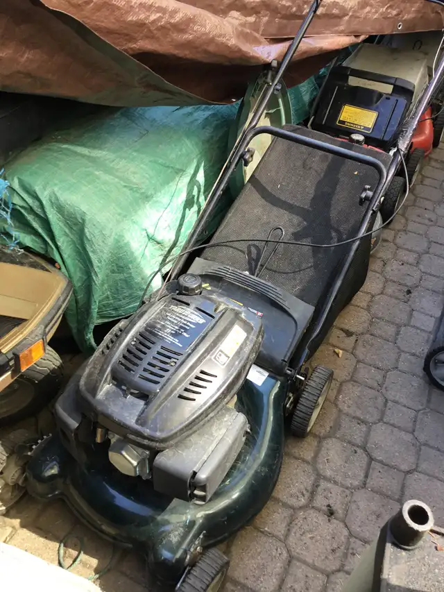 Yardworks 21" lawnmower. 173 cc engine.