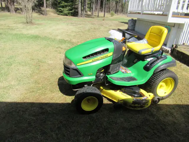 John Deere Lawn Tractor