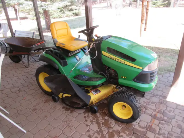 John Deere Lawn Tractor - Photo 2