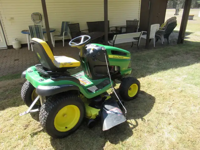 John Deere Lawn Tractor - Photo 3