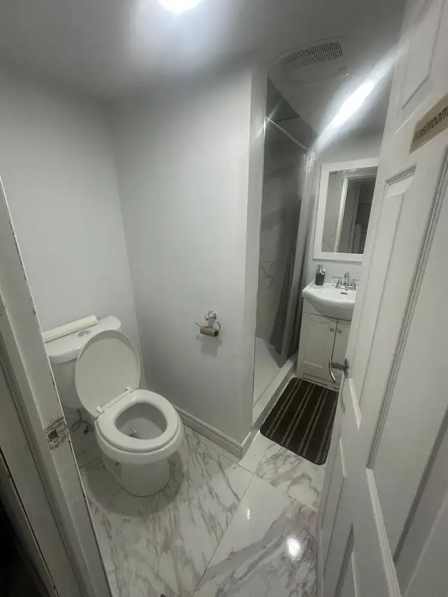 Private room for rent in a basement - Photo 2
