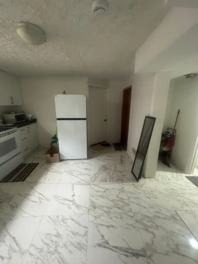 Private room for rent in a basement - Photo 3