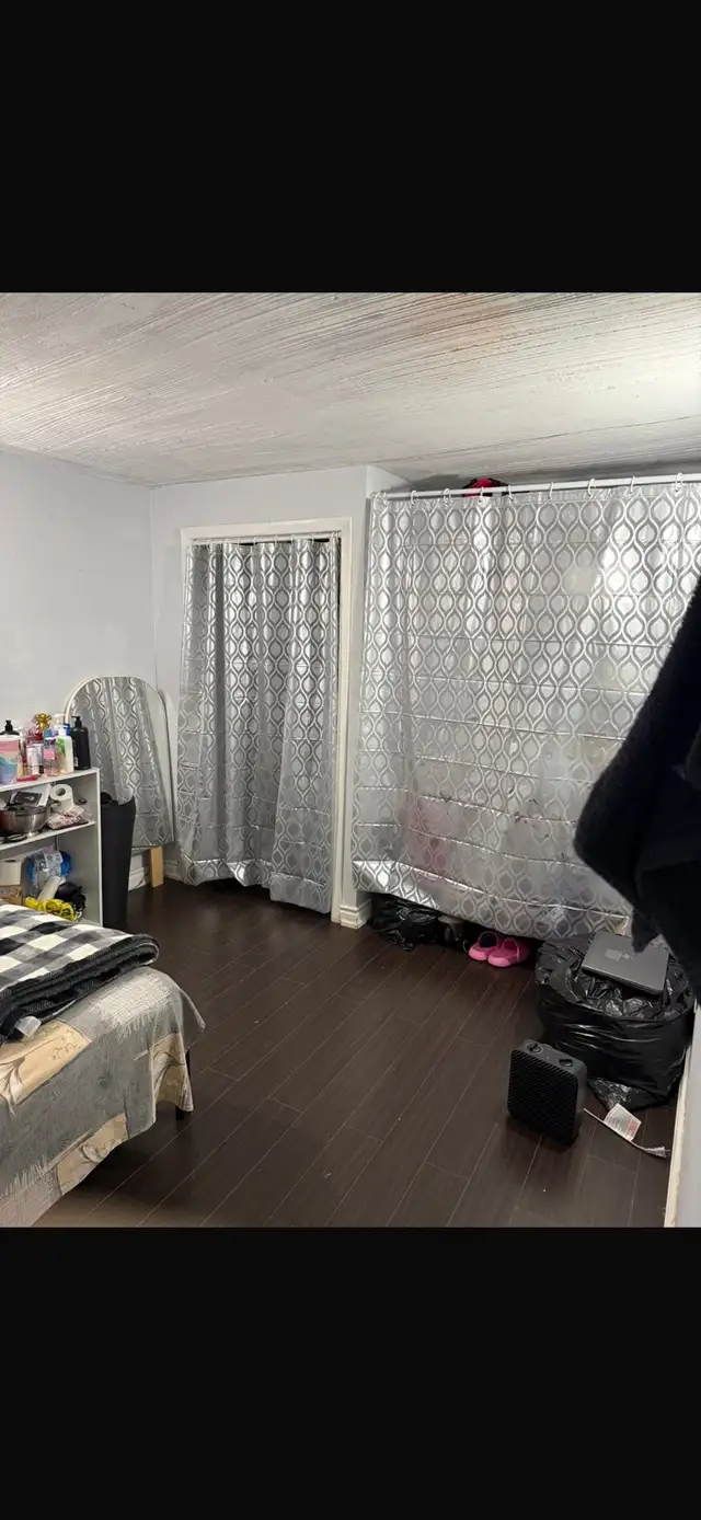 Private room for rent in a basement - Photo 8