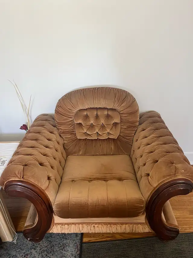 Brown Couch - Photo 3