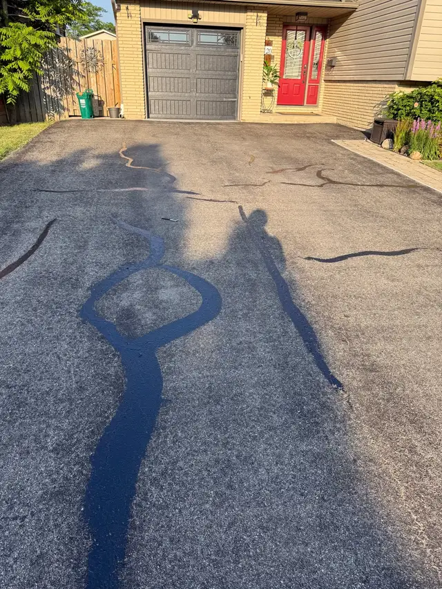 Driveway sealing services - Photo 7
