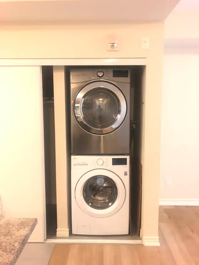 Spacious 3-Bedroom Condo with Balcony, Parking & Ensuite Laundry - Photo 2