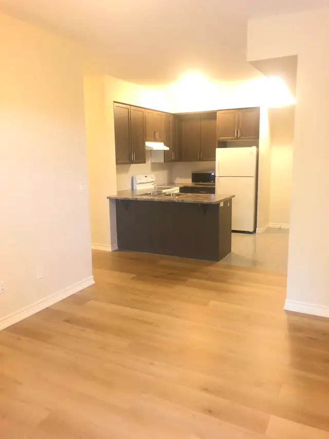 Spacious 3-Bedroom Condo with Balcony, Parking & Ensuite Laundry - Photo 3
