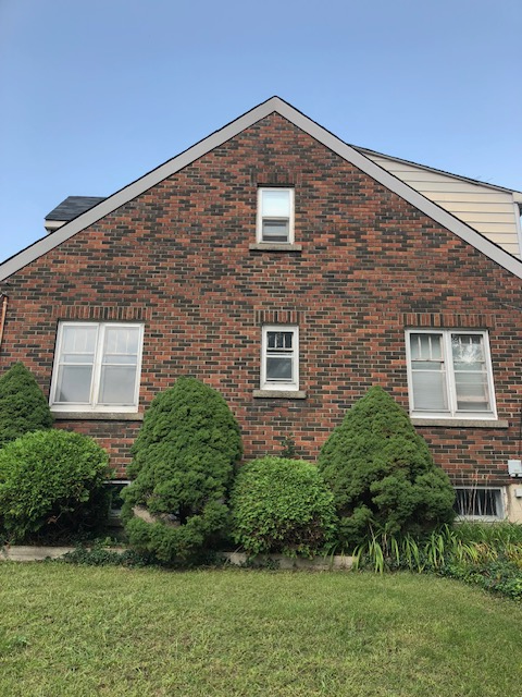 Renovated 2 bedroom in triplex, laundry, parking, deck & yard. - Photo 3