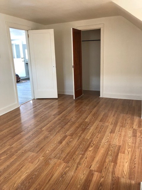 Renovated 2 bedroom in triplex, laundry, parking, deck & yard. - Photo 8
