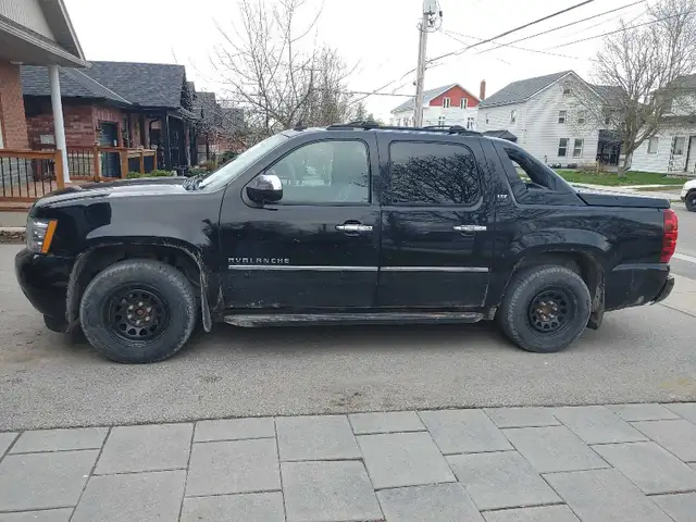 Chevy Avalanche - Photo 2