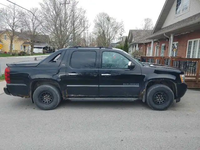 Chevy Avalanche - Photo 3