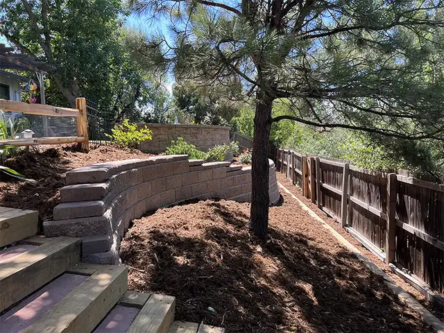 Retaining Wall: Wood, Concrete, Paving stones - Photo 3