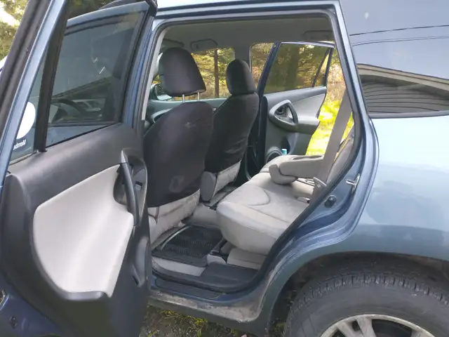 2010 Toyota Rav4 , 4X4 $5000.00, OBO 360,000 KM - Photo 5
