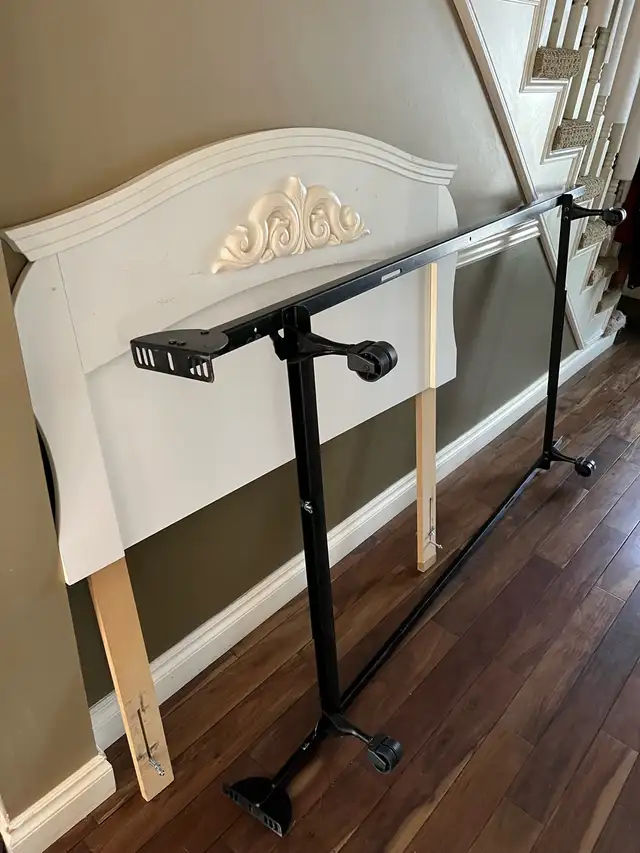 Twin box spring/Frame/Headboard - Photo 2