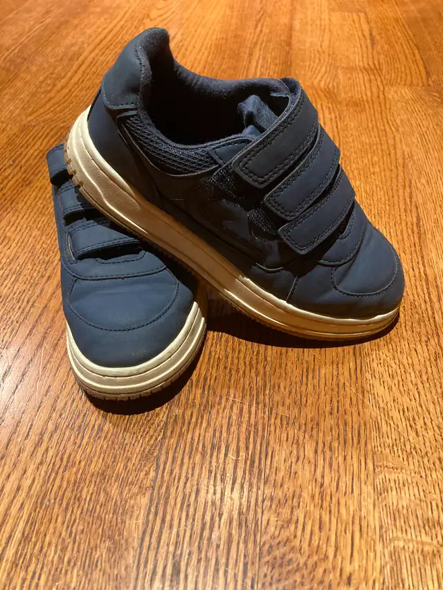 Boys sneakers, size 1.5-2 kids