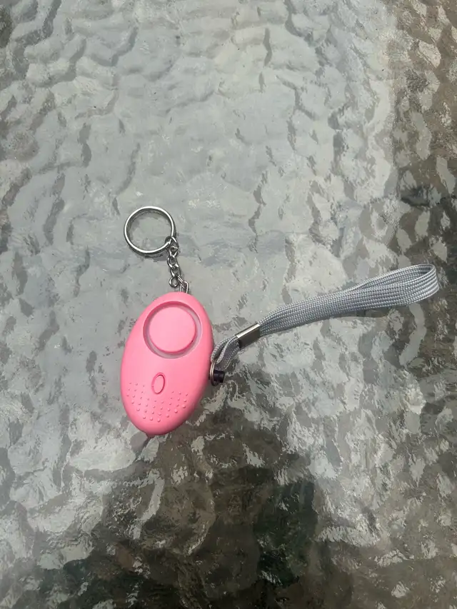 Porte clef avec alarme et lumiere pour femme