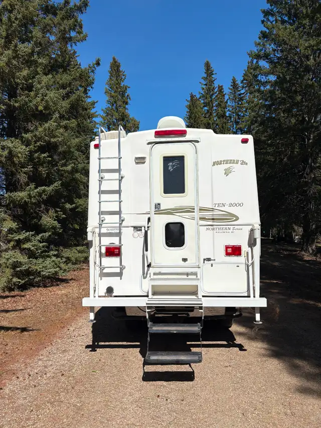 2004 Northern Lite 10-2 - Photo 2