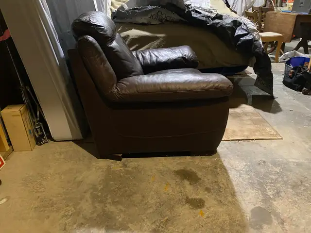 leather chair - Photo 2