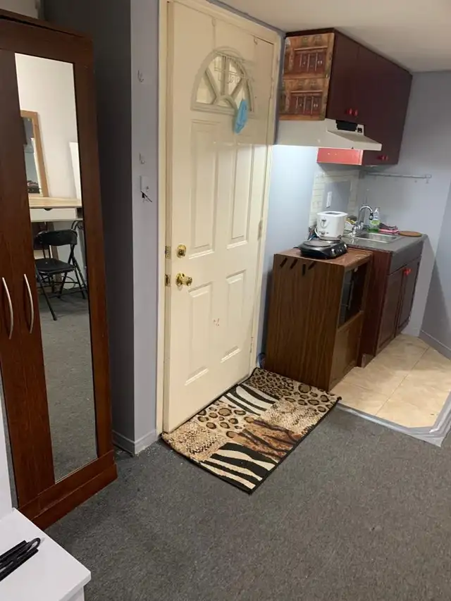 Small Semi Furnished Basement apartment  Mavis/Derry Areay Ar - Photo 3