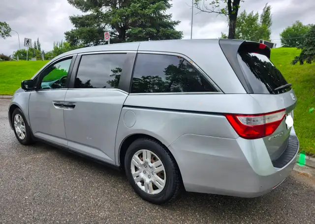 2011 Honda Odyssey LX Minivan similar to sienna caravan sedona - Photo 4