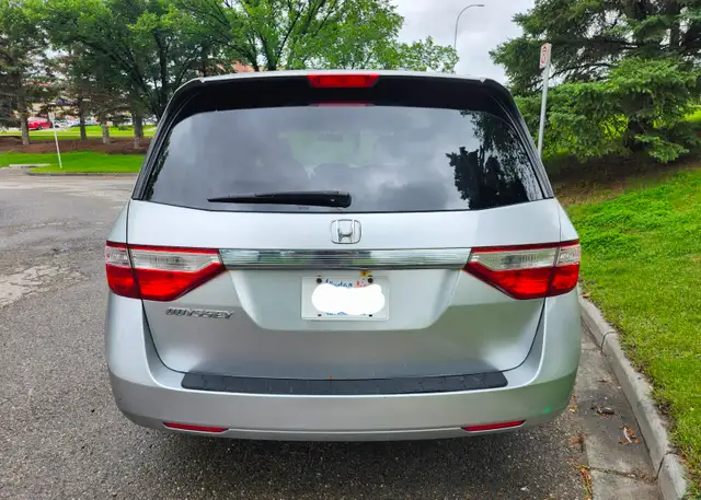 2011 Honda Odyssey LX Minivan similar to sienna caravan sedona - Photo 5