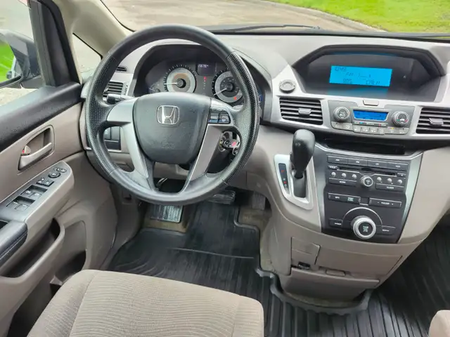 2011 Honda Odyssey LX Minivan similar to sienna caravan sedona - Photo 8