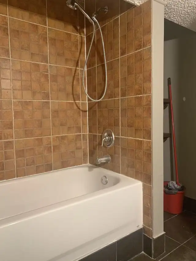 Legal 2-BR Walkup Suite in Cedarbrae Private Entrance - Photo 2